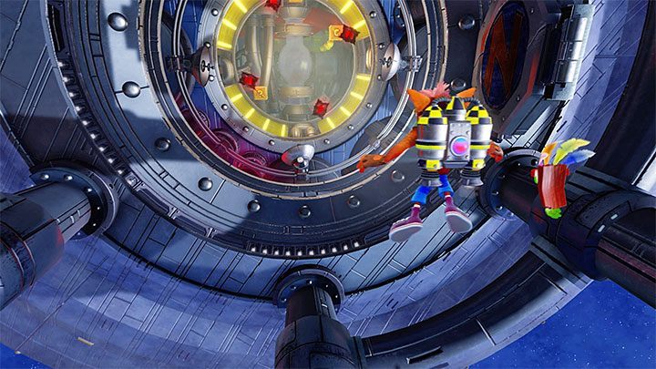 Omijanie kolejnych pułapek nie powinno być zbyt trudne i przypilnuj się jedynie przy dwóch grupach laserów kiedy to trzeba zaczekać na idealny moment do przelotu - Pack Attack | Hight-Tech Warp Room | Opis przejścia - Crash Bandicoot N. Sane Trilogy - poradnik do gry