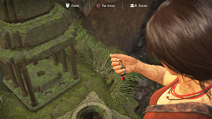 Po odnalezieniu wszystkich jedenastu tokenów powróć z nimi do sali z dużą mapą i ponownie wejdź w interakcję z podestem, dzięki czemu zostaną one przeniesione na kamienną mapę - Jak zdobyć Rubin Królowej (prostsze odnajdywanie skarbów)? | FAQ - Uncharted: Zaginione Dziedzictwo - poradnik do gry