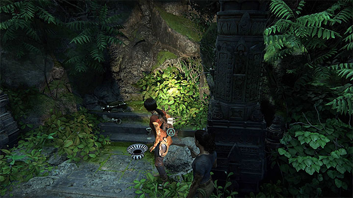 Przeprawa przez nowe ruiny jest początkowo bardzo liniowa, choć po drodze możesz odnaleźć obiekt na ścianie nadający się do zbadania oraz pokazany na powyższym obrazku skarb (1/5 - Flakon na olejek z X w - 6 - Strażnik bramy (The Gatekeeper) | Uncharted Zaginione Dziedzictwo - Uncharted: Zaginione Dziedzictwo - poradnik do gry