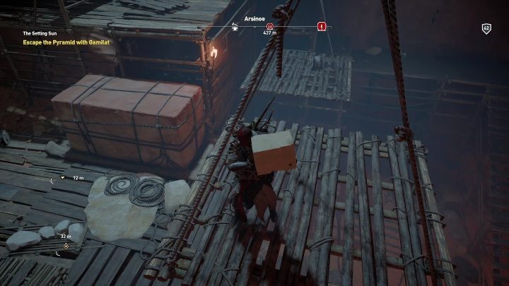 Musisz przeskoczyć na drugą stronę, aby dostać się do platformy oznaczonej na niebiesko - Ucieczka z piramidy wraz z Gamilatem (quest O zachodzie słońca) - Assassins Creed Origins - poradnik do gry