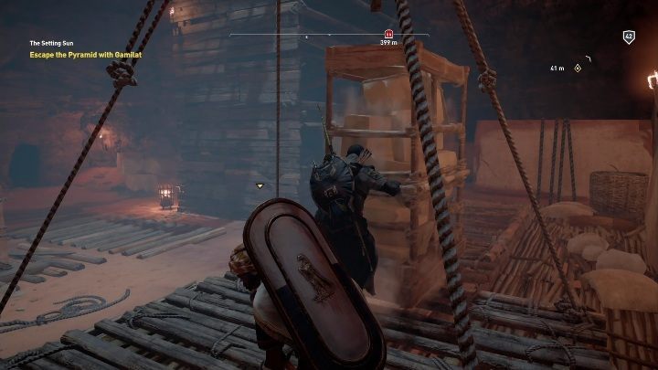 Gdy trafisz do kolejnego pomieszczenia z zagadką pierwsze co musisz zrobić to zepchnąć półkę z kamieniami z platformy - Ucieczka z piramidy wraz z Gamilatem (quest O zachodzie słońca) - Assassins Creed Origins - poradnik do gry