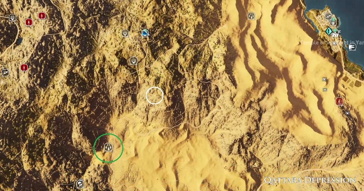 W prowincji Qattara Depression kamienny krąg znajduje się na pustyni, zaraz przy górach - Kamienne kręgi w Assassins Creed Origins - Assassins Creed Origins - poradnik do gry