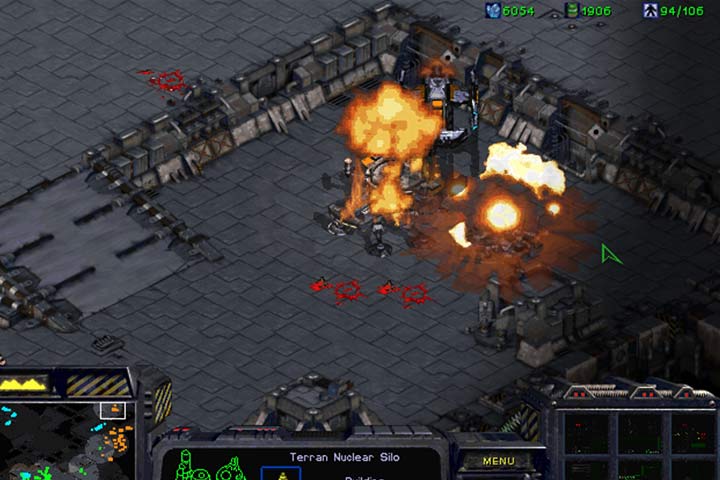 Pociski nuklearne mogą przechylić szalę zwycięstwa na twoją stronę. Użyj Ghostów do przeprowadzanie akcji na tyłach wroga i zniszcz lotnisko na północy. - Misja 8 - The Big Push | Kampania Terran | StarCraft Remastered - StarCraft: Remastered - poradnik do gry