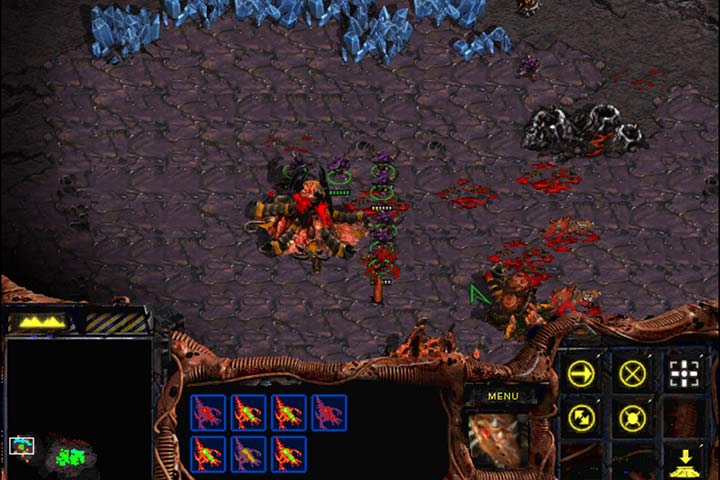 Dwie drużyny Zerglingów mogą bez problemu zrównać z ziemią zachodnią bazę przeciwnika. Uważaj tylko na lotnictwo i niszcz w pierwszej kolejności wieżyczki. - Misja 7 - The Culling | Kampania Zergów | StarCraft Remastered - StarCraft: Remastered - poradnik do gry