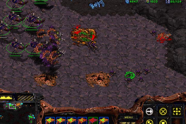 Duże zgrupowanie twojego lotnictwa, bez problemu powinno zmieść obie bazy na północy. Zacznij od wieżyczek i jednostek przeciwlotniczych, a potem skup się na Hatchery. - Misja 7 - The Culling | Kampania Zergów | StarCraft Remastered - StarCraft: Remastered - poradnik do gry