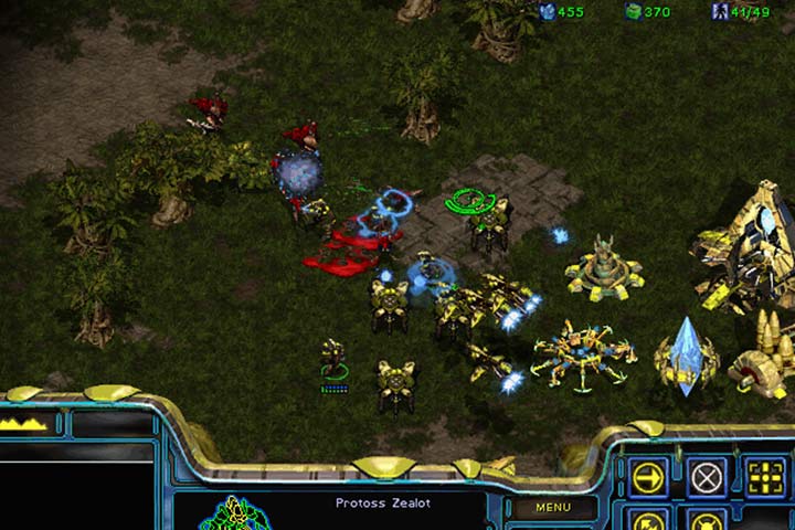 Obrona bazy może być utrapienie przez pierwszy kwadrans gry. Rozbuduj wieżyczki, a twoje grupy szturmowe niech posłużą jako dodatkowi. Najlepiej jest przypuścić atak na wroga, tuż po jego ataku, ponieważ będzie posiadał mniej wojsk w bazie. - Misja 3 - Higher Ground | Kampania Protosów | StarCraft Remastered - StarCraft: Remastered - poradnik do gry