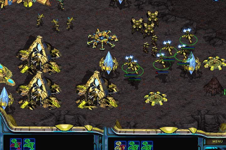 Zacznij rozbudowę bazy na wzniesieniu i postaraj się, aby większość budynków pozostała w tym miejscu. Większość wieżyczek i wojsk, powinna znajdować się na wschodniej części. - Misja 5 - Choosing Sides | Kampania Protosów | StarCraft Remastered - StarCraft: Remastered - poradnik do gry