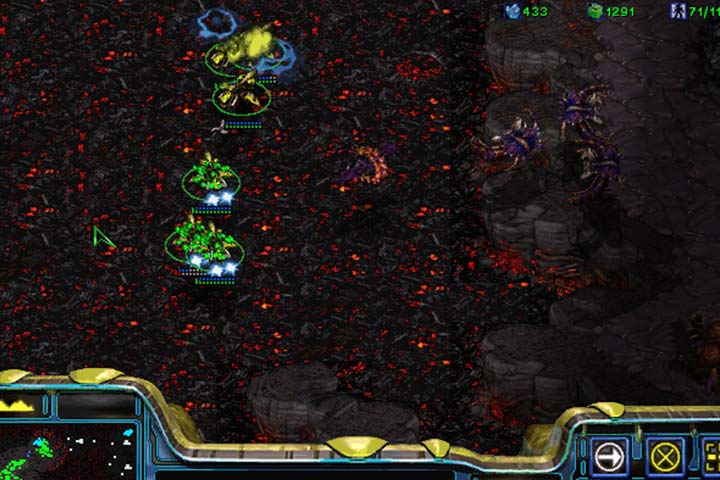 Zanim przystąpisz do desantu na bazę Fioletowego Zerga, zajmij się grupami Guardianów. Znajdziesz trzy takie grupy, rozmieszczone na obrzeżach wyspy. - Misja 5 - Choosing Sides | Kampania Protosów | StarCraft Remastered - StarCraft: Remastered - poradnik do gry