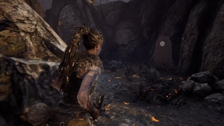 Przechwyć runę z opowieścią. - Hellblade Senuas Sacrifice: Drugie płomienne wrota, Siedziba Surta - Hellblade: Senuas Sacrifice - poradnik do gry