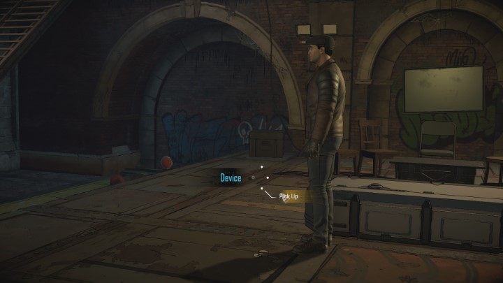 Trumny początkowo nie da się otworzyć, ale w pobliżu leży urządzenie, które to umożliwi - jego lokalizacja jest widoczna na powyższym obrazku - Rozdział 3 - Fortune Reversed | Epizod 4 - What Ails You - Batman: The Telltale Series - The Enemy Within - poradnik do gry