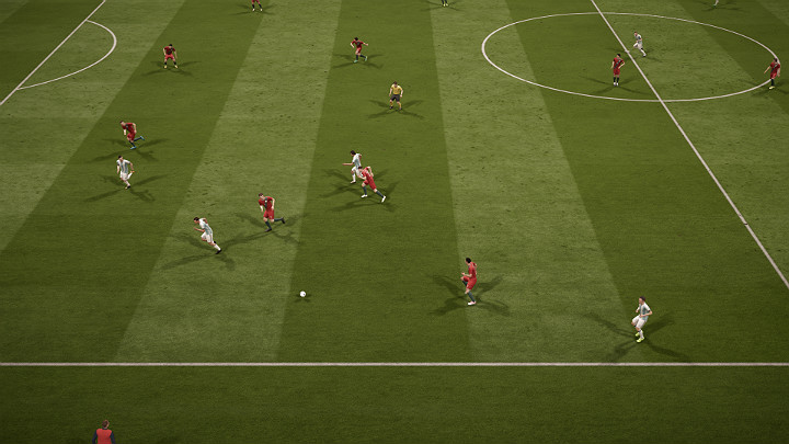 Podanie prostopadłe po ziemi pozwala zaskoczyć defensywę rywala nieszablonowym zagraniem na puste pole do wybiegającego zawodnika - Podania | Podstawowe zagrania | FIFA 18 - FIFA 18 - poradnik do gry