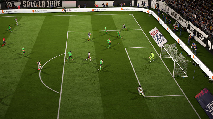 Dośrodkowanie po murawie świetnie sprawdza się w momencie wykonywania kontry, gdy szybkie, dynamiczne dogranie piłki po ziemi na szanse dotrzeć do wbiegającego w pole karne zawodnika - Dośrodkowania | Podstawowe zagrania | FIFA 18 - FIFA 18 - poradnik do gry