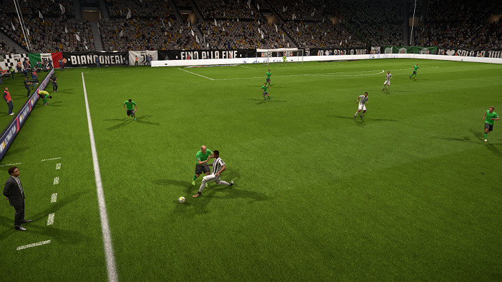 Odbiór piłki to często najskuteczniejszy i najlepszy sposób na odzyskanie futbolówki bez konieczności ponoszenia niepotrzebnego ryzyka, jak przy próbie wykonania celnego wślizgu - Podstawowe zagrania | Obrona | FIFA 18 - FIFA 18 - poradnik do gry