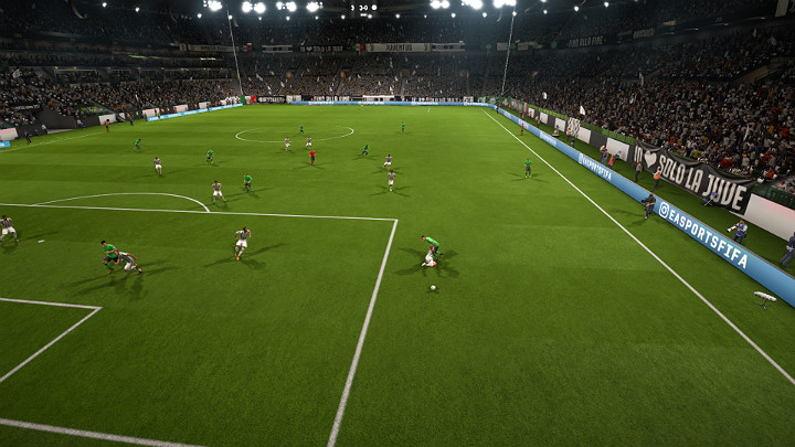 Wślizg to dość ryzykowna forma odbioru piłki, ale często będzie Twoją jedyną nadzieją na udaremnienie strzału na bramkę - Podstawowe zagrania | Obrona | FIFA 18 - FIFA 18 - poradnik do gry