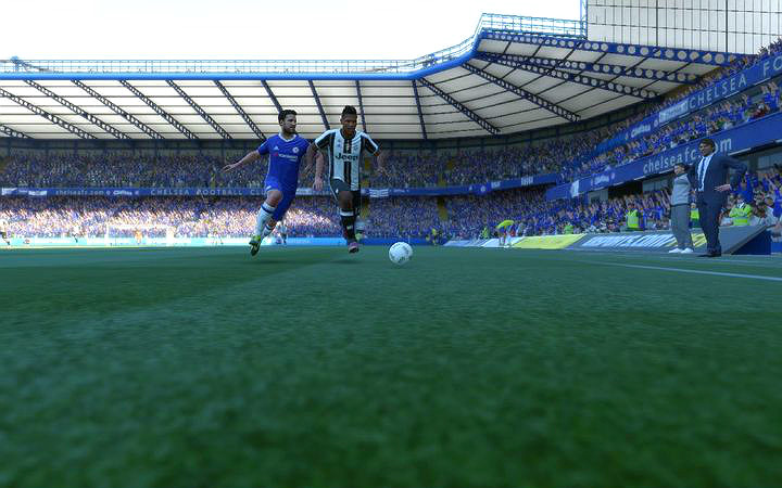 Dostosowanie tempa biegu do atakującego zawodnika to szansa na ograniczenie możliwości rozwoju akcji i spowolnienie szybkiego ataku - Podstawowe zagrania | Obrona | FIFA 18 - FIFA 18 - poradnik do gry