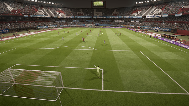 Daleki wykop to najmniej precyzyjny sposób na wznowienie gry jednak bardzo szybko oddala piłkę od własnego pola karnego - Wznawianie gry bramkarzem | Obrona | FIFA 18 - FIFA 18 - poradnik do gry