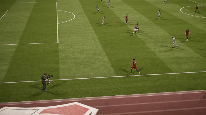 Najlepszym sposobem na zakończenie prowadzonej akcji jest dobre podanie w tempo do wychodzącego zawodnika w taki sposób, aby znalazł się za plecami obrońców - Finalizowanie akcji | Atak | FIFA 18 - FIFA 18 - poradnik do gry