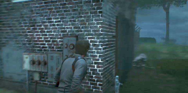 Ostatni w tej misji przedmiot do znalezienia, a zarazem dwunasty już klucz znajdziesz tuż po wyjściu na powierzchnię (gdy wdrapiesz się po drabinie na górę i wyjdziesz na zewnątrz) - obiegnij budynek dookoła, a figurka z kluczem czekać będzie na jego rogu - Rozdział 4 | Sekrety w Evil Within 2 - Evil Within 2 - poradnik do gry