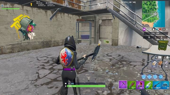 Piątą puszkę znajdziesz we wschodniej części mapy, a dokładnie w piwnicy opuszczonej posiadłości, pod schodami - Znajdź zgubione farby w sprayu | Wyzwanie sezonu 10 Fortnite - Fortnite: Battle Royale - poradnik do gry