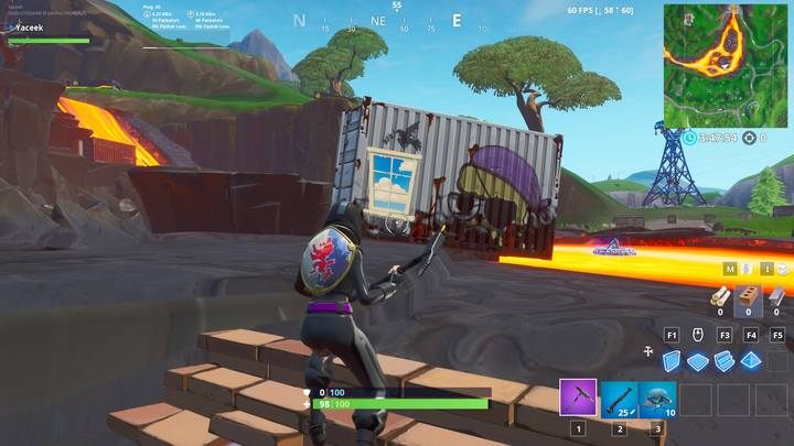 Czwarty kontener również znajduje się na lawie, a dokładnie na niewielkim wzniesieniu, niedaleko kontenera z numerkiem trzecim - Przeszukaj skrzynie w kontenerach z oknami | Wyzwanie sezonu 10 Fortnite - Fortnite: Battle Royale - poradnik do gry