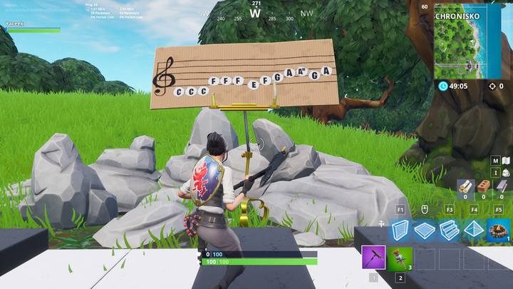 Melodia zapisana została na partyturze i ustawiona zaraz przez fortepianem - Wyzwanie - Zagraj melodię na fortepianie | Wyzwania w Fortnite Battle Royale - Fortnite: Battle Royale - poradnik do gry