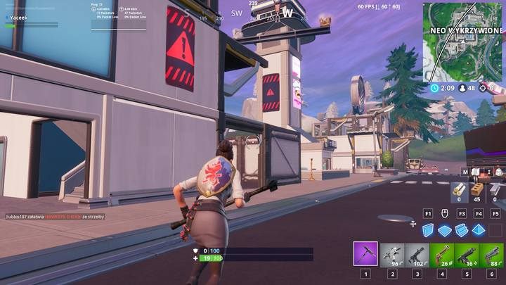 Po zaliczeniu dwóch pierwszych reklam, skieruj się do zachodniej części Neo-Wykrzywionych, gdzie znajdziesz kolejne trzy reklamy (czerwona ikona) - Odwiedź różne tablice z reklamami | Wyzwanie w Fortnite - Fortnite: Battle Royale - poradnik do gry