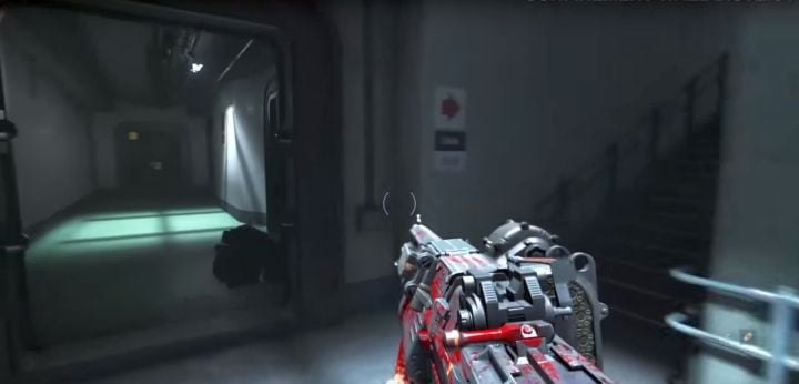 Korytarz na lewo prowadzi do pomieszczenia z zabawką Maxa. - Sekrety i misje dowódców w Nowy Orlean: Mur | Sekrety Wolfenstein II - Wolfenstein II: The New Colossus - poradnik do gry