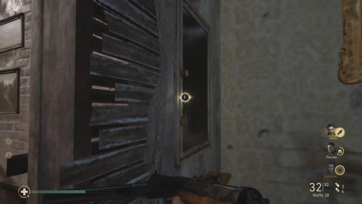 Tam, przy lustrze, odnajdziesz memento SS Pin - Call of Duty WW2: Twierdza - Pamiątki, sekrety, znajdźki - Call of Duty: WW2 - poradnik do gry