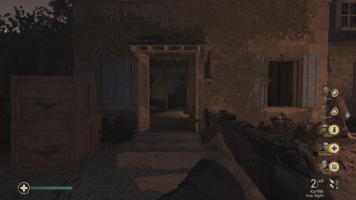 Wejdź do budynku widocznego na zdjęciu i kieruj się cały czas do prosto, aż dojdziesz do ostatniego pomieszczenia - Call of Duty WW2: S.O.E. - Pamiątki, sekrety, znajdźki - Call of Duty: WW2 - poradnik do gry