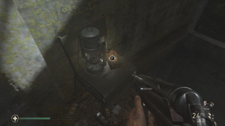 Tam, na krześle, znajdziesz memento Żelazne porcje (US Army Rations) - Call of Duty WW2: Fabryka śmierci - Pamiątki, sekrety, znajdźki - Call of Duty: WW2 - poradnik do gry