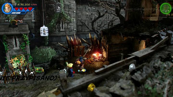 Przejdź na prawą stronę lokacji i zniszcz pojemniki znajdujące się pod zadaszeniem (patrz obrazek) - Sekrety Misja 3 - Czarno to widzę | LEGO Marvel Super Heroes 2 - LEGO Marvel Super Heroes 2 - poradnik do gry