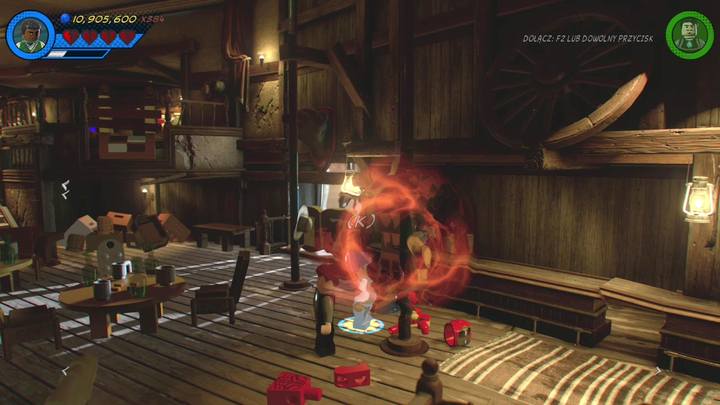 Podejdź do prawej strony wejścia do baru i skorzystaj z mocy Doktora Strange, by zmienić położenie obiektu - Sekrety Misja 6 - O kurczę | LEGO Marvel Super Heroes 2 - LEGO Marvel Super Heroes 2 - poradnik do gry