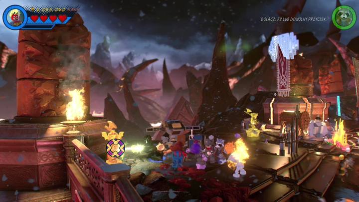 Trzeci minizestaw uzyskasz w momencie zniszczenia pięciu złotych posągów pokazanych na obrazku - Sekrety Misja 7 - Nerwowa natura Surtura | LEGO Marvel Super Heroes 2 - LEGO Marvel Super Heroes 2 - poradnik do gry