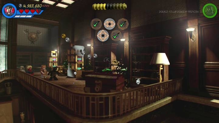 Po prawej stronie od głównego holu, na balkonie znajdziesz uwięzionego w skrzyni Stana Lee - Sekrety Misja 8 - Po runach do celu | LEGO Marvel Super Heroes 2 - LEGO Marvel Super Heroes 2 - poradnik do gry