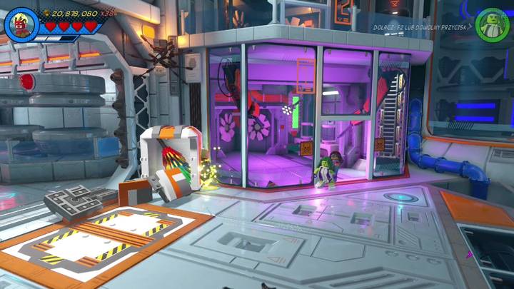 Stan Lee uwieziony został przez pajęczyny, po lewej stronie w drugiej części lokacji - Sekrety Misja 11 - Powrót do przyszłości | LEGO Marvel Super Heroes 2 - LEGO Marvel Super Heroes 2 - poradnik do gry