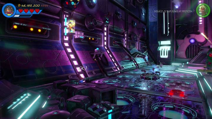 Podejdź do lewej strony, do miejsca pokazanego na obrazku i skorzystaj z zaczepu zawieszonego wysoko nad twoją głową kontrolując na przykład Spider-Mana - Sekrety Misja 13 - Błądzić jest rzeczą nieludzką | LEGO Marvel Super Heroes 2 - LEGO Marvel Super Heroes 2 - poradnik do gry