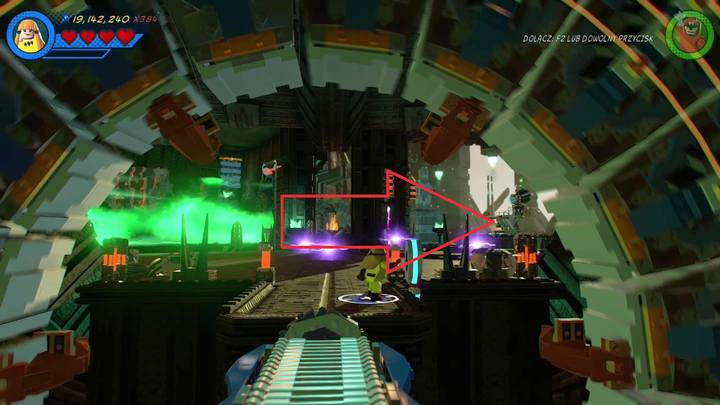 Ósmy minizestaw znajduje się zaraz za megafonem, czyli w miejscu zaznaczonym strzałką na powyższym obrazku - Sekrety Misja 14 - Halo, nie rób z tego halo | LEGO Marvel Super Heroes 2 - LEGO Marvel Super Heroes 2 - poradnik do gry