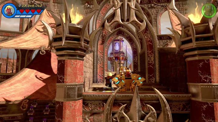 Wleć teraz na trybuny, na miejsce w którym siedzi Red King i zniszcz złotą skrzynię znajdującą się za nim - Sekrety Misja 15 - Red King i jego ring | LEGO Marvel Super Heroes 2 - LEGO Marvel Super Heroes 2 - poradnik do gry