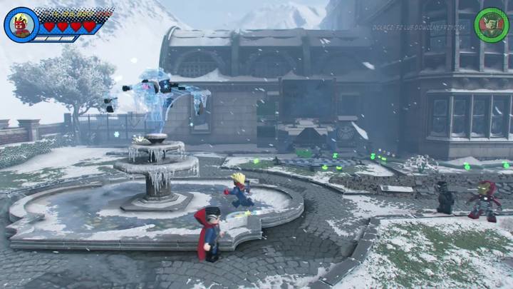 Udaj się do fontanny i skorzystaj z laserów Iron Mana, by roztopić lód na górze - Sekrety Misja 18 - Główka pracuje | LEGO Marvel Super Heroes 2 - LEGO Marvel Super Heroes 2 - poradnik do gry