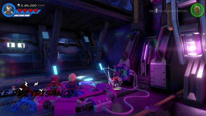 Po prawej stronie lokacji znajdziesz windę oraz generator - Sekrety Misja 20 - Poza czasem | LEGO Marvel Super Heroes 2 - LEGO Marvel Super Heroes 2 - poradnik do gry