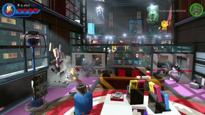 Na początku zacznij kontrolować Kaczora Howarda i zniszcz wystawę po lewej stronie - Misja 4 - Konwent wbrew konwencjom | Misje Gwenpool | Solucja - LEGO Marvel Super Heroes 2 - poradnik do gry