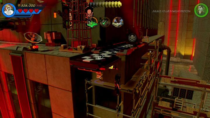 Twoim zadaniem będzie zawieszenie jednej postaci na drążku w sposób pokazany na obrazku - Misja 6 - Potworna parada | Misje Gwenpool | Solucja LEGO Marvel Super Heroes 2 - LEGO Marvel Super Heroes 2 - poradnik do gry