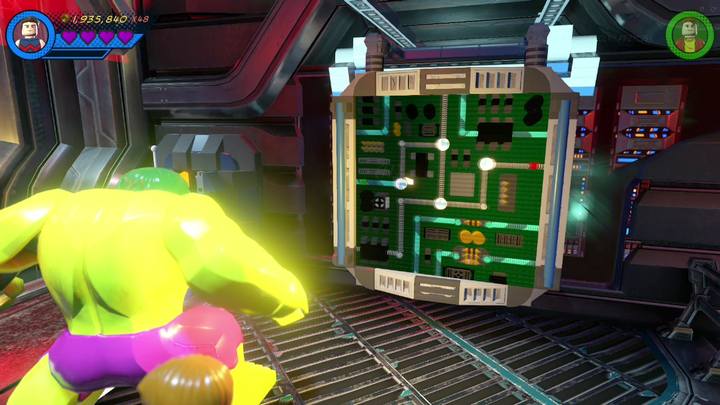 Twoim zadaniem będzie doprowadzenie wiązki do czerwonego punktu widocznego na panelu - Misja 7 - Wielu Hanków, wiele złości | Misje Gwenpool | Solucja - LEGO Marvel Super Heroes 2 - poradnik do gry