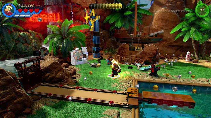 Na początku przejdź do głównej części lokacji (patrz obrazek) i użyj Kaczora Howarda, by zniszczyć srebrny pojemnik - Misja 10 - Kąpiąc się w komiksach | Misje Gwenpool | Solucja - LEGO Marvel Super Heroes 2 - poradnik do gry