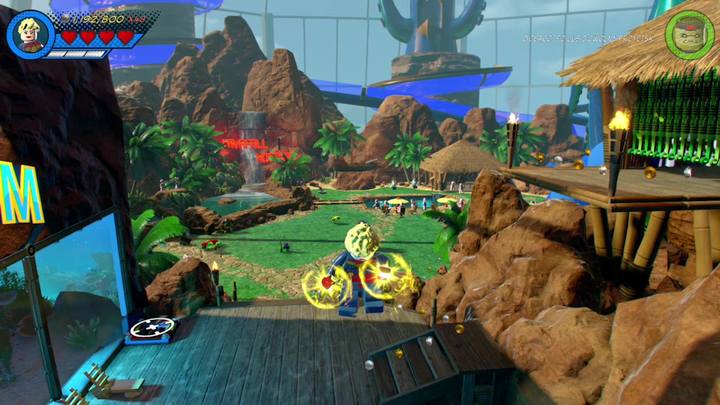 Po prawej stronie od miejsca, z którego rozpoczynasz misję znajdziesz wzniesienie (patrz obrazek) - Misja 10 - Kąpiąc się w komiksach | Misje Gwenpool | Solucja - LEGO Marvel Super Heroes 2 - poradnik do gry