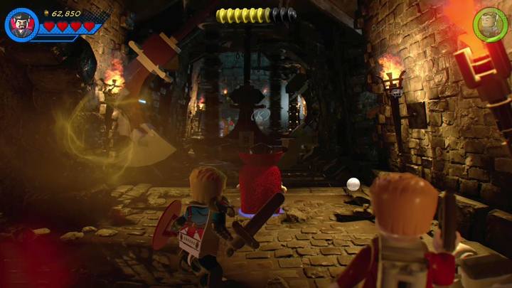 Po wejściu do zamku zmień postać na Doktora Strangea i użyj mocy specjalnej żeby wyłączyć pułapki, które blokują ci dostęp do kolejnej części holu - Misja 3 - Czarno to widzę | Solucja LEGO Marvel Super Heroes 2 - LEGO Marvel Super Heroes 2 - poradnik do gry