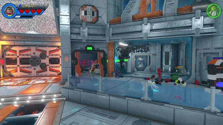 Na początek przejdź na prawą stronę, a zza szklanej osłony wyskoczą na ciebie naukowcy - Misja 11 - Powrót do przyszłości | Solucja LEGO Marvel Super Heroes 2 - LEGO Marvel Super Heroes 2 - poradnik do gry