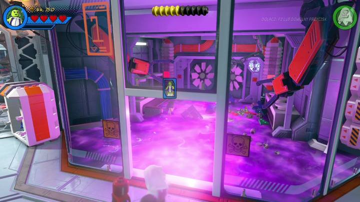 Po przedostaniu się do kolejnej sekcji placówki zmień postać na Spider-Gwen i podejdź do szklanych drzwi po lewej stronie - Misja 11 - Powrót do przyszłości | Solucja LEGO Marvel Super Heroes 2 - LEGO Marvel Super Heroes 2 - poradnik do gry