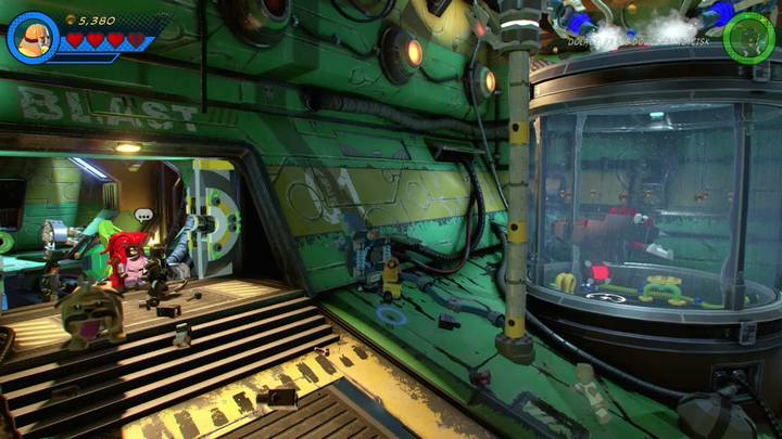 Jak tylko przejdziesz do kolejnej części lokacji, zmień postać na Crystal i naładuj widoczny na obrazku generator - Misja 13 - Błądzić jest rzeczą nieludzką | Solucja LEGO Marvel Super Heroes 2 - LEGO Marvel Super Heroes 2 - poradnik do gry