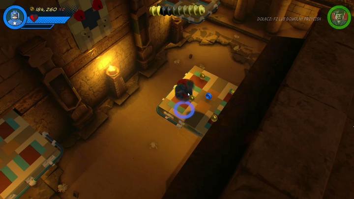 Korzystając z postaci Kapitana Ameryki przeskakuj nad ruchomymi piaskami, a na końcu drogi zeskocz na dół i naciśnij przycisk na ścianie, by umożliwić przejście Hulkowi - Misja 17 - Chyba widziałem kotecka | Solucja LEGO Marvel Super Heroes 2 - LEGO Marvel Super Heroes 2 - poradnik do gry